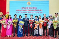 Phó Chủ tịch thường trực Công đoàn Khoa học và Công nghệ Việt Nam Phạm Quang Hưởng tặng hoa chúc mừng Ban Chấp hành Công đoàn Báo Nhân Dân khóa XXVII, nhiệm kỳ 2025-2030.