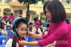 Truyền thông điệp "Mũ bảo hiểm an toàn, Trẻ em an toàn". (Ảnh: HNV)