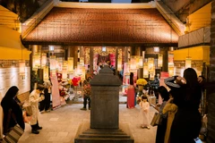 Không gian trưng bày nghệ thuật "Sắc màu truyền thống" thu hút sự tham gia của nhiều họa sĩ chuyên nghiệp và các em nhỏ.