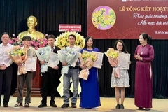 Nhà văn Trịnh Bích Ngân - Chủ tịch Hội Nhà văn Thành phố Hồ Chí Minh (bên phải) và lãnh đạo Sở Văn hóa và Thể thao thành phố trao Giải thưởng văn học năm 2025 đến các tác giả đoạt giải.