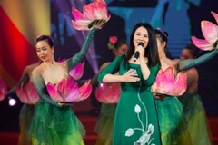 Nghệ sĩ Nhân dân Hồng Hạnh trong một chương trình biểu diễn nghệ thuật (Ảnh: NVCC).