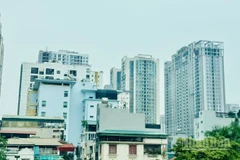 Một góc chung cư và nhà ở phía đông Hà Nội. (Ảnh: HNV)