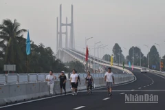 Người dân tập thể dục trên đường dẫn vào cầu.