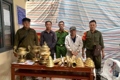 Công an xã Châu Thành bắt giữ 2 đối tượng cùng tang vật. (Ảnh: Anh Tuấn)