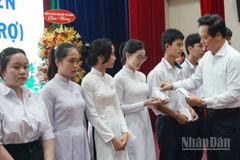 Lãnh đạo tỉnh Đồng Tháp trao học bổng cho các em học sinh trên địa bàn tỉnh.