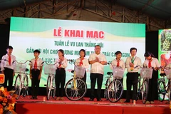Trao xe đạp cho học sinh khó khăn tại buổi lễ.