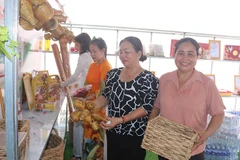Bộ đồ dùng sinh hoạt nông thôn thu nhỏ của Tổ hợp tác đan đát Giồng Đình, xã Đại An, tỉnh Vĩnh Long.