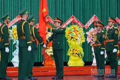 Đại tướng Nguyễn Tân Cương, Ủy viên Ban chấp hành Trung ương Đảng, Ủy viên Thường vụ Quân ủy Trung ương, Tổng Tham mưu trưởng, Thứ trưởng Quốc phòng trao quân kỳ Quyết thắng cho các đơn vị thành lập mới trên địa bàn Quân khu.