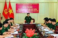 Đại tá Hà Huy Trường, Phó Chính ủy Bộ đội Biên phòng thành phố Cần Thơ phát biểu chỉ đạo tại hội nghị.