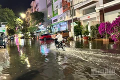 Nhiều tuyến đường trung tâm thành phố Cần Thơ ngập nặng sau cơn mưa.
