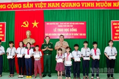 Ban Chỉ huy Bộ đội Biên phòng thành phố Cần Thơ phối hợp Hội Khuyến học thành phố tổ chức Lễ trao học bổng cho các em học sinh trên địa bàn khu vực biên giới biển.