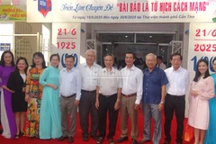 Các đại biểu dự lễ khai mạc chụp hình lưu niệm 