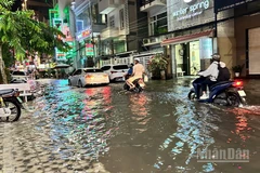 Nhiều tuyến đường nội ô thành phố Cần Thơ bị ngập sau cơn mưa.