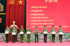 Giám đốc Công an thành phố Cần Thơ trao khen thưởng các tập thể, cá nhân có thành tích xuất sắc trong công tác.