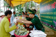 Cán bộ Bộ đội Biên phòng thành phố Cần Thơ và mạnh thường quân trao quà cho người dân.
