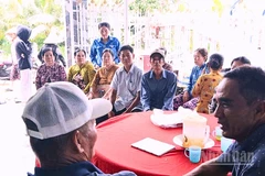 Chính quyền địa phương vận động người dân tham gia bảo hiểm y tế