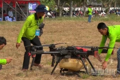 Nông dân tự vận hành và bảo đảm an toàn theo hướng dẫn của nhà cung cấp drone.