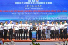 Đại biểu thực hiện nghi thức Lễ ra mắt Liên minh các cơ quan nghiên cứu Đồng bằng sông Cửu Long.