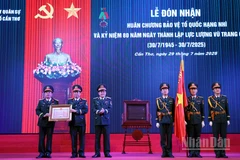 Trung tướng Nguyễn Xuân Dắt, Phó Bí thư Đảng ủy, Tư lệnh Quân khu 9, trao Huân chương Bảo vệ Tổ quốc hạng Nhì cho Bộ Chỉ huy Quân sự thành phố Cần Thơ.