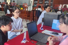 Công chức xã Thạnh Xuân, thành phố Cần Thơ tiếp công dân tại Trung tâm phục vụ hành chính công. 