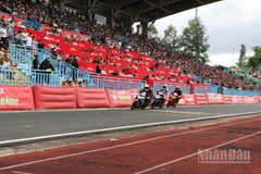 Các tay đua tranh tài trên các cung đường đua tại Sân vận động thành phố Cần Thơ.