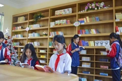 Học sinh Trường trung học cơ sở Ngọc Lý say sưa đọc sách tại thư viện mới.