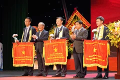 Nguyên Chủ tịch Quốc hội Nguyễn Sinh Hùng và Phó Thủ tướng Nguyễn Chí Dũng tặng Cờ thi đua Chính phủ cho 3 đơn vị gồm: Công ty Cổ phần Viễn thông Hà Nội; Tổng Công ty May 10-Công ty Cổ phần; Công ty Trách nhiệm hữu hạn Trung Thành. 