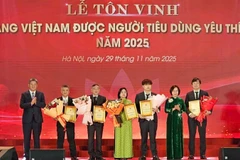 Lãnh đạo thành phố Hà Nội tặng hoa Ban giám khảo và các đơn vị đồng hành cùng chương trình.