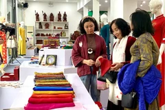 Nhiều mẫu sản phẩm từ lụa, thêu ren, vải trưng bày tại triển lãm.