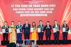 Lãnh đạo thành phố Hà Nội trao danh hiệu Top 10 Sản phẩm công nghiệp chủ lực thành phố Hà Nội năm 2025.