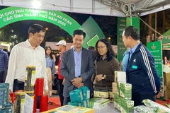 Các đại biểu tham quan sản phẩm trưng bày, giới thiệu tại hội chợ. 