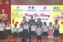 Bà Mã Thị Tươi (áo tím), Phó Chủ tịch Thường trực Hội đồng nhân dân thành phố Cần Thơ tặng học bổng cho các em học sinh.