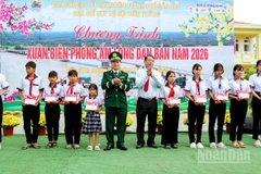 Thiếu tướng Trần Ngọc Hữu, Phó Tư lệnh Bộ đội Biên phòng và ông Nguyễn Văn Khởi, Phó Chủ tịch Ủy ban nhân dân thành phố Cần Thơ trao học bổng cho các em học sinh tại chương trình.