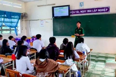Quang cảnh buổi tuyên truyền tại một lớp học Trường trung học cơ sở và trung học phổ thông Lai Hòa.