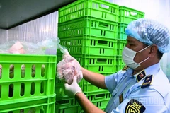 Chi cục Quản lý thị trường thành phố Cần Thơ kiểm tra cơ sở chế biến thực phẩm.