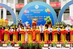 Các đại biểu cắt băng khai mạc Chương trình “Sắc Xuân miệt vườn” và “Công viên Sách Xuân” Bính Ngọ năm 2026.