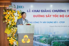 Ông Phan Hữu Duy Quốc, Chủ tịch HĐQT Tổng công ty Xây dựng số 1 – CTCP phát biểu tại lễ khai giảng.