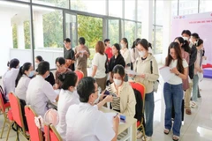 Đông đảo cán bộ, giảng viên, nhân viên, đoàn viên, thanh niên Trường-Bệnh viện Đại học Y Dược Buôn Ma Thuột và tình nguyện viên trong khu vực đăng ký hiến máu tình nguyện.