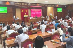 Các đại biểu Hội đồng nhân dân tỉnh Đắk Lắk biểu quyết thông qua nghị quyết.