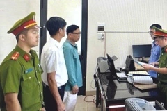 Cơ quan chức năng tống đạt các quyết định khởi tố hai bị can.