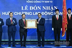Thủ tướng Phạm Minh Chính trao Huân chương Lao động hạng Nhất cho Tổng công ty May 10.