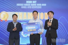 Trao giải quán quân trị giá 10.000 USD cho Vandalsoft - giải pháp nông nghiệp thông minh cho mô hình nuôi côn trùng làm thực phẩm. (Ảnh: PV)