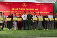 Trung tướng Lê Ngọc Hải, Tư lệnh Quân khu 5 và Bí thư Tỉnh ủy Đắk Lắk Lương Nguyễn Minh Triết trao bảng tượng trưng tặng nhà cho các hộ dân xã Hòa Thịnh.