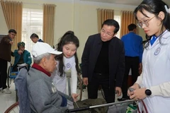 Thăm khám, tư vấn sức khỏe cho các bệnh nhân hạng "đặc biệt" tại Trung tâm Điều dưỡng Thương binh Nghệ An.