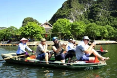 Khách quốc tế trải nghiệm hoạt động du lịch sông nước tại Việt Nam. (Ảnh: PV)