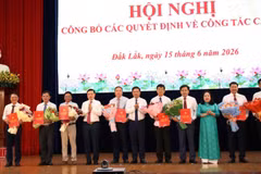 Lãnh đạo Tỉnh ủy Đắk Lắk trao quyết định và tặng hoa chúc mừng các đồng chí lãnh đạo các sở, ngành được điều động, bổ nhiệm trong đợt này.