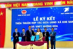 Lãnh đạo xã Khe Sanh và VNPT Hướng Hóa ký kết thỏa thuận hợp tác.