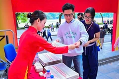 Đông đảo độc giả trẻ tìm hiểu không gian trưng bày “Toàn văn Dự thảo các văn kiện Đại hội XIV của Đảng” tại khuôn viên Báo Nhân Dân, 71 Hàng Trống, Hà Nội. (Ảnh: BẢO LONG)