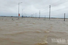 Quốc lộ 9C đến trung tâm xã Lệ Thủy vẫn chìm trong nước, giao thông đường bộ đang bị ách tắc.