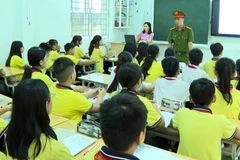 Công an Thanh Hóa tuyên truyền, phổ biến pháp luật đến học sinh phổ thông trong tỉnh. (Ảnh: MAI LUẬN)